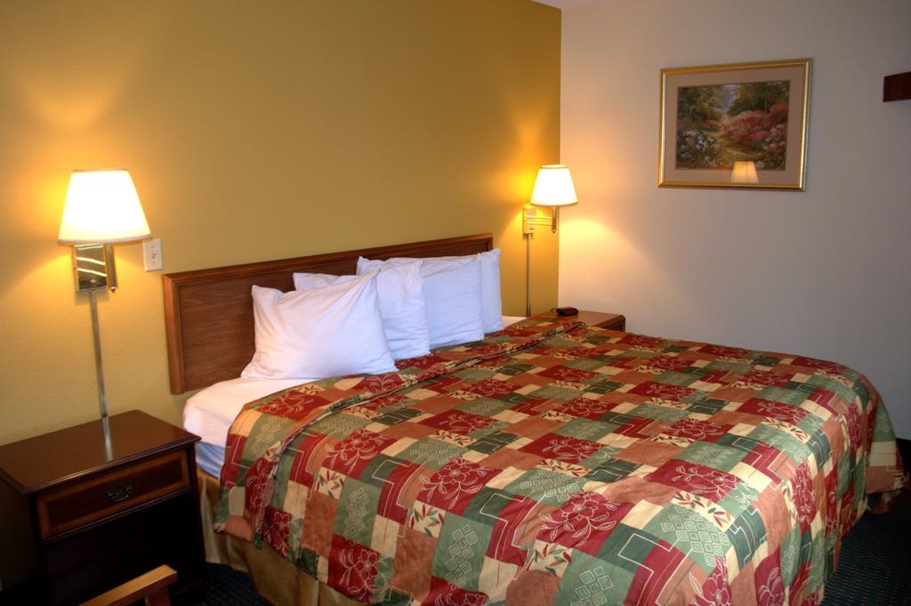 Budget Host Inn Сандаски Экстерьер фото