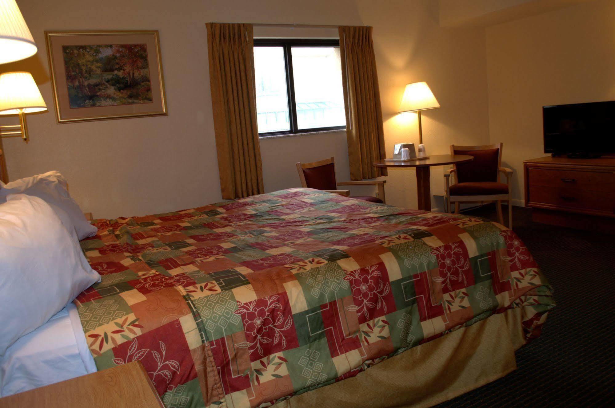 Budget Host Inn Сандаски Экстерьер фото
